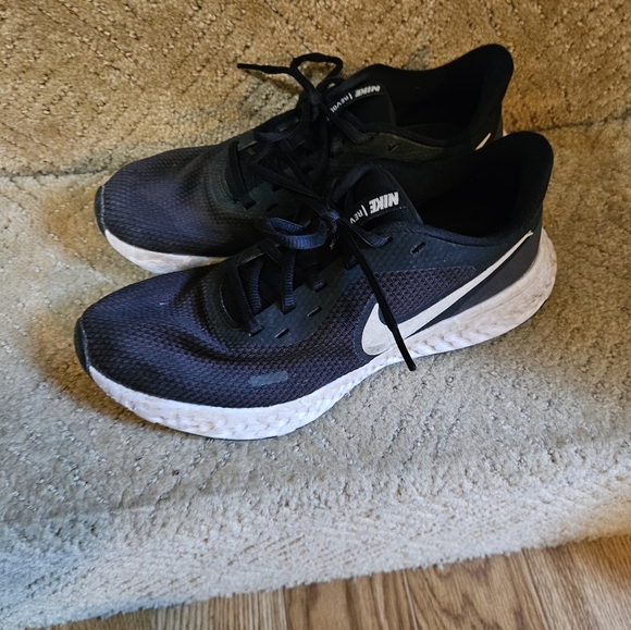 NIKE Runners - Picture 1 of 4